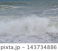 砂浜に打ち寄せる白い波とダイナミックな白波 143734886