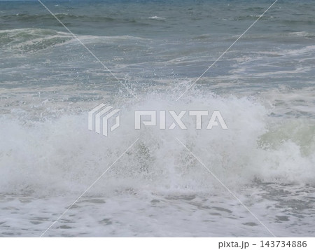 砂浜に打ち寄せる白い波とダイナミックな白波 砂浜に打ち寄せる白い波とダイナミックな白波 143734886