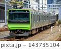 山手線、高輪ゲートウェイ駅付近を走るE235系電車 143735104