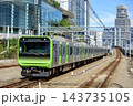 山手線、高輪ゲートウェイ駅付近を走るE235系電車 143735105