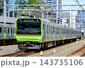 山手線、高輪ゲートウェイ駅付近を走るE235系電車 143735106