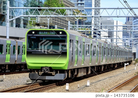 山手線、高輪ゲートウェイ駅付近を走るE235系電車 143735106