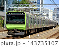 山手線、高輪ゲートウェイ駅付近を走るE235系電車 143735107