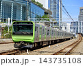 山手線、高輪ゲートウェイ駅付近を走るE235系電車 143735108