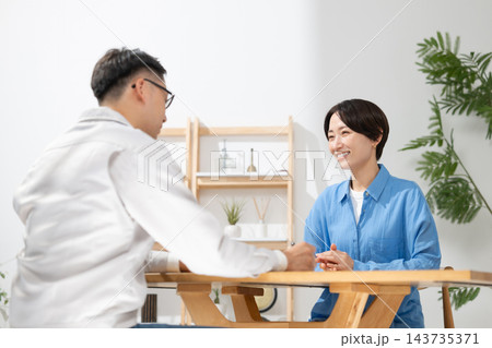 営業マンと若い女性 143735371