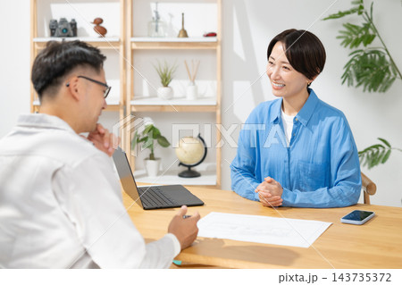 営業マンと若い女性 143735372