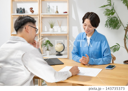 営業マンと若い女性 営業マンと若い女性 143735373