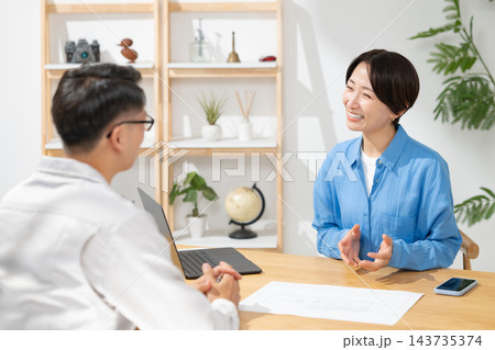 営業マンと若い女性 143735374