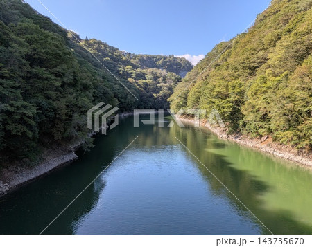緑豊かな山並みと澄んだ水面が広がる帝釈峡・神龍湖の美しい渓谷風景 143735670