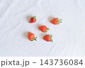 並べられた新鮮ないちご 143736084