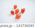 並べられた新鮮なイチゴ　横構図 143736085