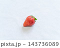 一粒の新鮮なイチゴ　横構図 143736089