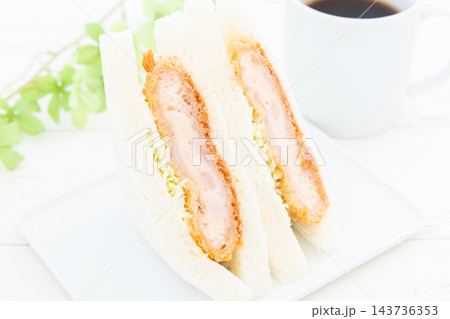 美味しい海老カツサンドとコーヒーのモーニング 美味しい海老カツサンドとコーヒーのモーニング 143736353
