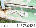 タイルの剥がれた階段 143736428