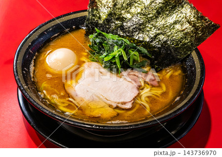 家系ラーメンのイメージ　ラーメン環2家蒲田店の濃厚なスープが映える横浜家系ラーメン 143736970
