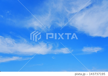 夏の青空と白い雲 夏の青空と白い雲 143737195