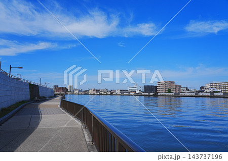 秋空の下の中川遊歩道からの風景 秋空の下の中川遊歩道からの風景 143737196
