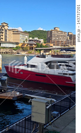 淡路島ホテル島花前のマリーナに停泊する赤いクルーザー 143737201