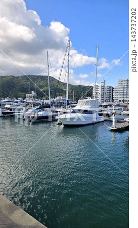 淡路島ホテル島花から見る青空とヨットが並ぶマリーナ 淡路島ホテル島花から見る青空とヨットが並ぶマリーナ 143737202