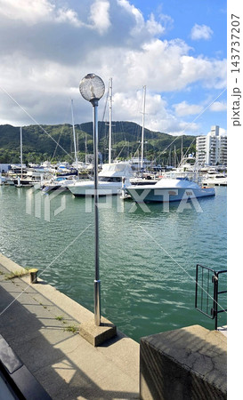 淡路島ホテル島花近くの岸壁の街灯とヨットハーバー返事 淡路島ホテル島花近くの岸壁の街灯とヨットハーバー返事 143737207