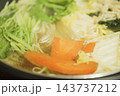 白菜や水菜、きのこなどの新鮮な野菜をたっぷり使った温かい鍋料理 143737212