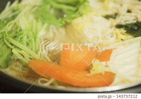 白菜や水菜、きのこなどの新鮮な野菜をたっぷり使った温かい鍋料理 白菜や水菜、きのこなどの新鮮な野菜をたっぷり使った温かい鍋料理 143737212