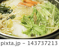 白菜や水菜、きのこなどの新鮮な野菜をたっぷり使った温かい鍋料理 143737213