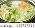 白菜や水菜、きのこなどの新鮮な野菜をたっぷり使った温かい鍋料理 143737214