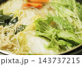 白菜や水菜、きのこなどの新鮮な野菜をたっぷり使った温かい鍋料理 143737215