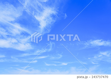 青空に浮かぶ白い雲 143737470