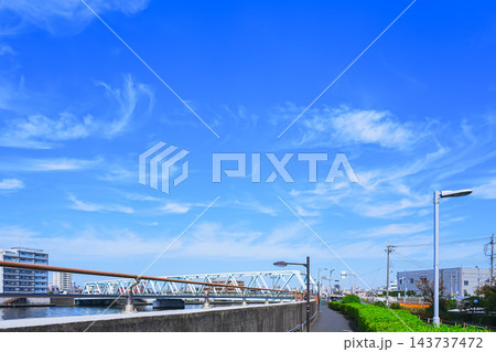 中川遊歩道から見た秋空の下の風景 143737472