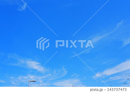 夏の青空と白い雲 143737473