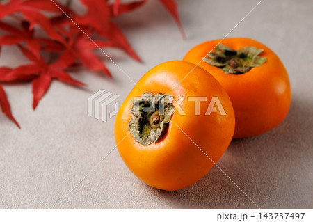 秋の味覚の柿と紅葉 秋の味覚の柿と紅葉 143737497