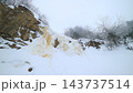 裏磐梯・磐梯山の氷瀑イエローフォール 霧の林と雪と黄色みを帯びた氷の岩肌 143737514