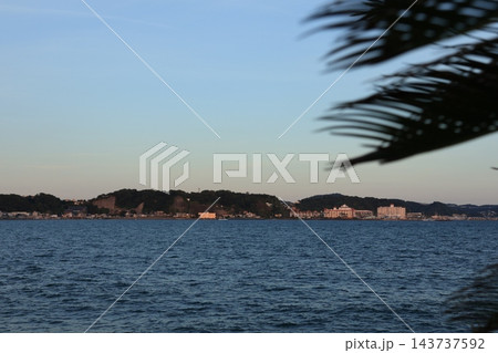 鎌倉の由比ヶ浜の公園から見える夏の海の夕景 143737592