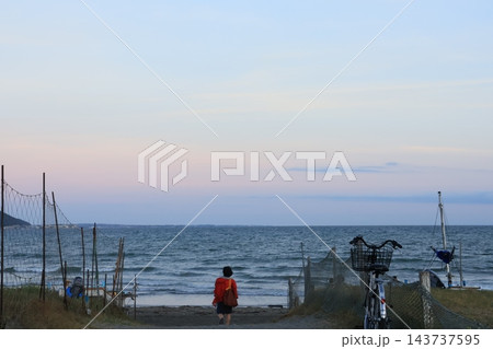 鎌倉の由比ヶ浜の公園から見える夏の海の夕景 143737595