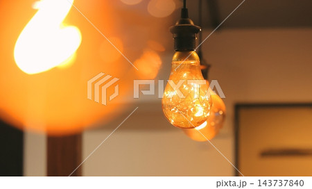 並ぶ電球と印象的なフィラメント 143737840