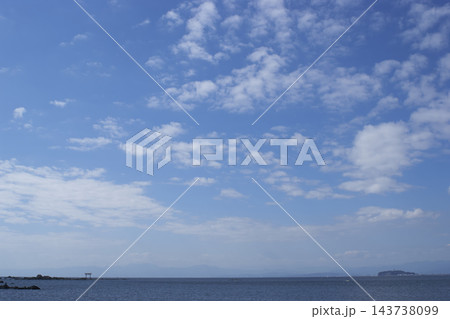 葉山森戸海岸の風景　広がる青空と鳥居と江の島 143738099