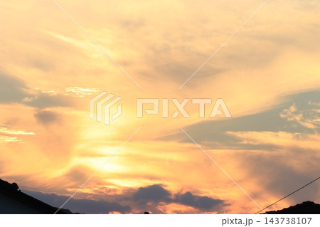 夕日に染まる雲 143738107