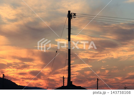 夕日と一本の電柱 夕日と一本の電柱 143738108