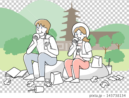觀光區內遊客隨意坐著吃東西、喝飲料 觀光區內遊客隨意坐著吃東西、喝飲料 143738134