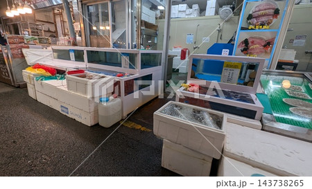 広蔵市場の鮮魚店に設置された水槽と魚介の売り場 143738265
