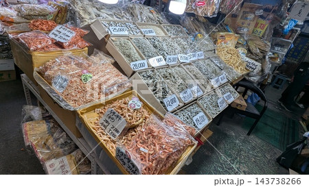 広蔵市場の乾物店に並ぶ煮干しや干しエビ 広蔵市場の乾物店に並ぶ煮干しや干しエビ 143738266