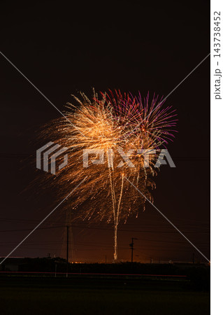 森町納涼花火大会・田んぼのあぜ道から望む夜空に吹き上がる黄金の花火(静岡県) 143738452