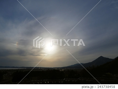 夕日の回りに光のリングが現れた。一部が彩雲になり、磐梯山のシルエットとのコラボレーションが印象的だ。 夕日の回りに光のリングが現れた。一部が彩雲になり、磐梯山のシルエットとのコラボレーションが印象的だ。 143738458