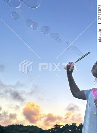 夕暮れ　シャボン玉をする子供 143738678