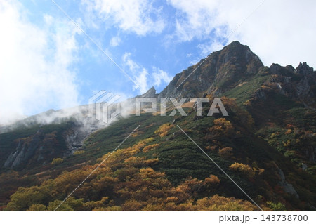 中央アルプス　紅葉の駒ヶ岳　秋風景 143738700