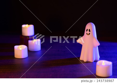 オバケとロウソクのハロウィンイメージ(カラーライト使用) オバケとロウソクのハロウィンイメージ(カラーライト使用) 143738987
