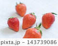 並べられた新鮮なイチゴ　たて構図 143739086