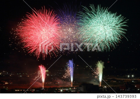 夏祭りを盛り上げる美しい花火(石和温泉花火大会 山梨県 笛吹市) 夏祭りを盛り上げる美しい花火(石和温泉花火大会 山梨県 笛吹市) 143739393
